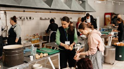 Черги на кордонах, переповнені готелі, волонтери та добровольці. Як запам’ятає Закарпаття перші дні війни Черги на кордонах, переповнені готелі, волонтери та добровольці. Як запам’ятає Закарпаття перші дні війни