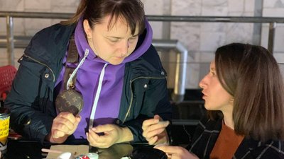 У Тернополі переселенців вчать писати писанки У Тернополі переселенців вчать писати писанки