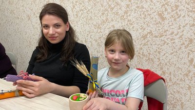 У Миколаєві відбувся майстерклас з виготовлення ароматичних свічок для жінок військових та ветеранів. Захід став місцем психологічного розслаблення, де учасниці мали можливість відволіктися від повсякденних турбот та зайнятися ароматерапією.