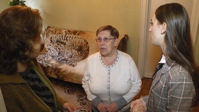У Житомирі учні ліцею №25 відвідують вчителів-пенсіонерів, щоб привітати їх з днем вчителя