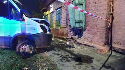П’яний і без прав: у Чернігові водій на мікроавтобусі врізався у житловий будинок П’яний і без прав: у Чернігові водій на мікроавтобусі врізався у житловий будинок