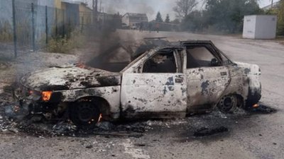 Дрон влучив в машину у Золочеві, двоє людей поранені