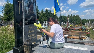 "Моя душа завжди буде під цією гранітною плитою": розповідь волинянки, вдови білоруського добровольця "Моя душа завжди буде під цією гранітною плитою": розповідь волинянки, вдови білоруського добровольця