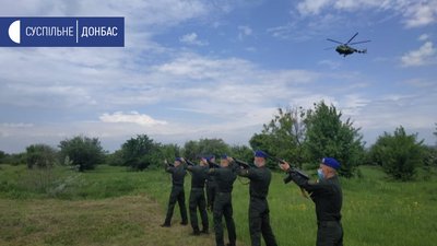 На Донеччині вшанували пам'ять загиблого екіпажу військового гелікоптера Мі-8 На Донеччині вшанували пам'ять загиблого екіпажу військового гелікоптера Мі-8