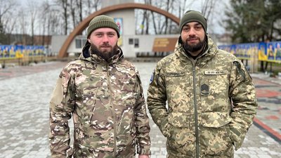 Знайомі зі школи, а побраталися на передовій. Буковинські військові Русу та Богдан про спільний бойовий досвід