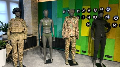 В Україні вперше представили експозицію жіночої військової форми. Фоторепортаж