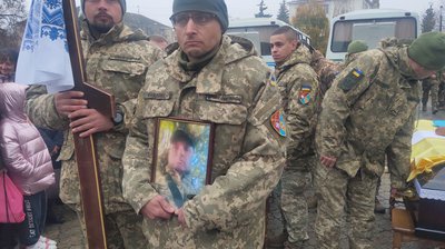 У Рівному попрощалися із двома захисниками, які загинули на Донеччині У Рівному попрощалися із двома захисниками, які загинули на Донеччині