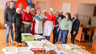 Жителі прикарпатського села відправили українським бійцям на передову 600 кг вареників Жителі прикарпатського села відправили українським бійцям на передову 600 кг вареників