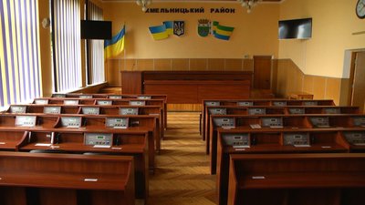 Пів року без зарплати працюють працівники Хмельницької райради. Чому так сталося і хто винен