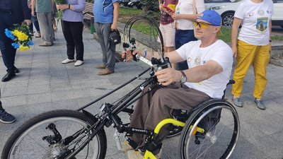 Від Карпат до Маріуполя: через Житомир на інвалідному візку-хендбайку проїхав ветеран Сергій Салій Від Карпат до Маріуполя: через Житомир на інвалідному візку-хендбайку проїхав ветеран Сергій Салій