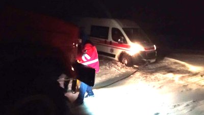 На Полтавщині із заметів відбуксирували 16 автомобілів На Полтавщині із заметів відбуксирували 16 автомобілів