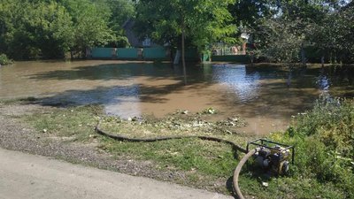 У селі на Одещині другий день відкачують воду з підтоплених будинків та дворів У селі на Одещині другий день відкачують воду з підтоплених будинків та дворів