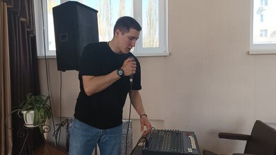 Викладач з Миколаєва випускає власні пісні, які пише у перервах між уроками Викладач з Миколаєва випускає власні пісні, які пише у перервах між уроками