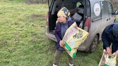 Буржуйки та продуктові набори. Волонтери доставили гуманітарну допомогу до постраждалих сіл Миколаївського район Буржуйки та продуктові набори. Волонтери доставили гуманітарну допомогу до постраждалих сіл Миколаївського район