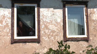 Зробили паркан та вікна: бабусі з Ічні, над якою знущалися підлітки, допомагають волонтери