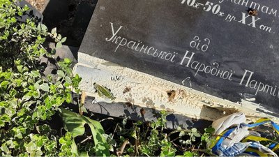 В поліцію Рівного заявили про повалену плиту воякам УПА, яку відновили у квітні В поліцію Рівного заявили про повалену плиту воякам УПА, яку відновили у квітні