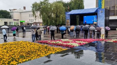 Через дощ концерт до річниці Незалежності провели у Волинському драмтеатрі