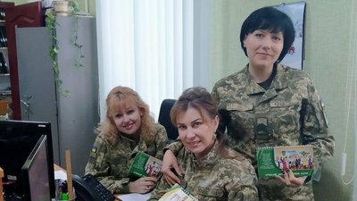 Луцькі прикордонниці в українському вбранні з'явилися на обкладинках календаря