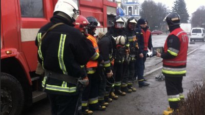 У Борщеві на Тернопільщині рятувальники провели тактичні навчання в гуртожитку