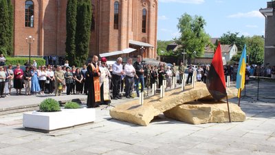 У Бережанах відкрили тимчасовий меморіал загиблим воїнам У Бережанах відкрили тимчасовий меморіал загиблим воїнам