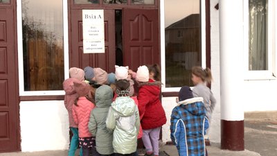 На Рівненщині батьки школярів вимагають повернення до очної форми навчання На Рівненщині батьки школярів вимагають повернення до очної форми навчання