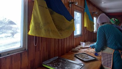 Печиво, тушонка, грінки та каші: колектив "Поліські господині" з Кашперівки на Житомирщині допомагає ЗСУ Печиво, тушонка, грінки та каші: колектив "Поліські господині" з Кашперівки на Житомирщині допомагає ЗСУ