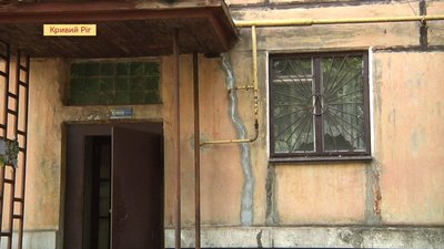 «Як на пороховій діжці». У Кривому Розі мешканці 5-поверхівки пів року живуть з тріщинами в під’їзді