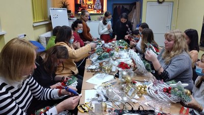 15 дружин воїнів АТО/ООС з Прикарпаття плели різдвяні віночки 15 дружин воїнів АТО/ООС з Прикарпаття плели різдвяні віночки