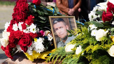 В Ужгороді попрощалися із полеглим на війні Ярославом Поповичем В Ужгороді попрощалися із полеглим на війні Ярославом Поповичем