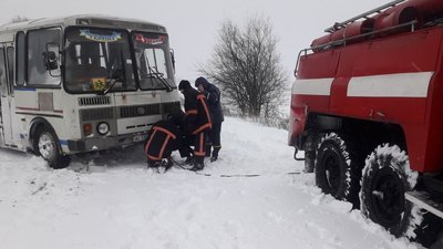 В сніговий замет на Волині потрапив шкільний автобус з дітьми В сніговий замет на Волині потрапив шкільний автобус з дітьми