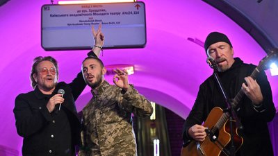 Гурт U2 виступає з Тарасом Тополею в укритті на станції метро в Києві, 8 травня 2022 року