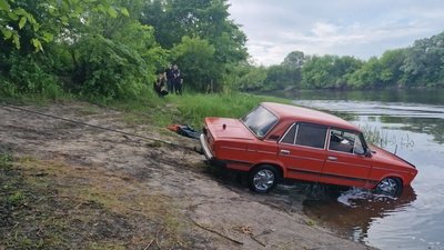 автівка у воді суми