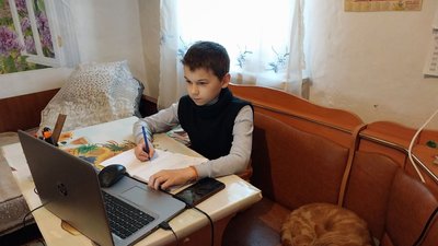 "Воюють, щоб не воювати дітям". На Сумщині бабуся виховує онуків, поки їхні батьки захищають країну "Воюють, щоб не воювати дітям". На Сумщині бабуся виховує онуків, поки їхні батьки захищають країну