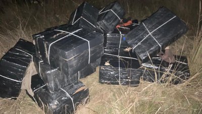 13 тисяч пачок сигарет покинули невідомі біля кордону з Угорщиною 13 тисяч пачок сигарет покинули невідомі біля кордону з Угорщиною