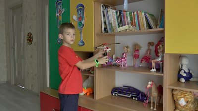 Денис показує свою кімнату