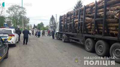У селі на Рівненщині люди обурились вантажівкам та перекрили дорогу У селі на Рівненщині люди обурились вантажівкам та перекрили дорогу