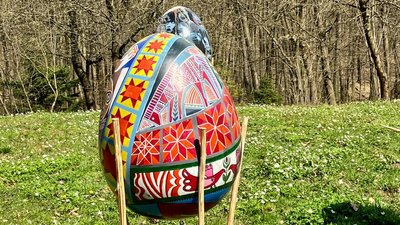 Грали писанками у футбол. На Франківщині експонуватимуть пошкоджені під час окупації Київщини писанки Грали писанками у футбол. На Франківщині експонуватимуть пошкоджені під час окупації Київщини писанки