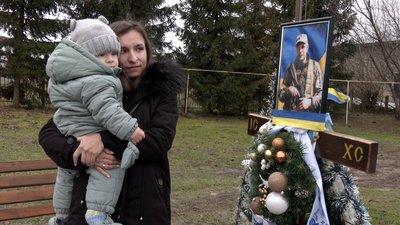 Тетяна Редчук на могилі загиблого на війні чоловіка Дмитра Редчука