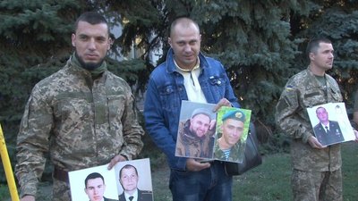 Дніпропетровщина: жителі Новомосковська мітингували з вимогою встановити меморіал загиблим бійцям Дніпропетровщина: жителі Новомосковська мітингували з вимогою встановити меморіал загиблим бійцям