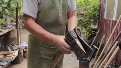 “Успішні, бо незалежні”: історія Валентина Бабія з Вінниччини, який 30 років працює ковалем “Успішні, бо незалежні”: історія Валентина Бабія з Вінниччини, який 30 років працює ковалем