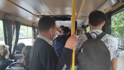 Везуть і стоячих: що не так із "карантинним" проїздом в маршрутках Рівного Везуть і стоячих: що не так із "карантинним" проїздом в маршрутках Рівного