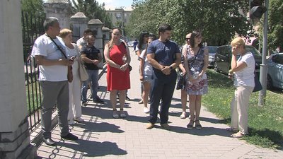 Батьки першачків у Запоріжжі вже рік добиваються дозволу, щоб водити дітей до найближчої школи