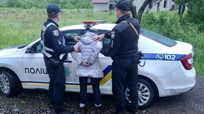 На Ужгородщині затримали раніше судиму жінку за продаж зброї На Ужгородщині затримали раніше судиму жінку за продаж зброї