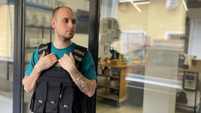 У Чернівцях вимушені переселенці налаштували виробництво бронежилетів