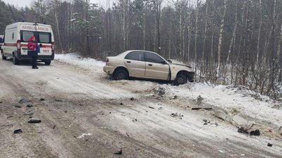 На Рівненщині після удару легковика перекинулась вантажівка. Є травмована