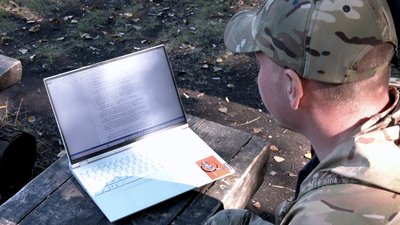 Військовий пише книгу про бої за Маріуполь Військовий пише книгу про бої за Маріуполь