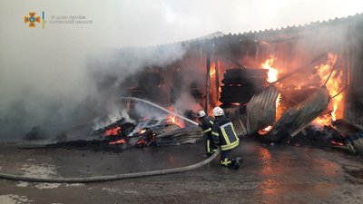 У Харкові спалахнув склад з деревиною: вогонь гасять 70 рятувальників та пожежний потяг У Харкові спалахнув склад з деревиною: вогонь гасять 70 рятувальників та пожежний потяг
