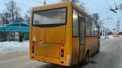 Аварія з маршруткою у центрі Сум: травмована у лікарні