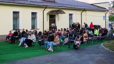 У Бердичеві відновив роботу вечірній кінотеатр вихідного дня просто неба У Бердичеві відновив роботу вечірній кінотеатр вихідного дня просто неба