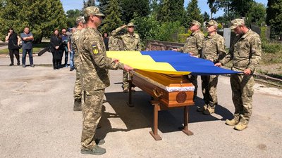 Під час похорону бійця Дмитра Петрова Під час похорону бійця Дмитра Петрова